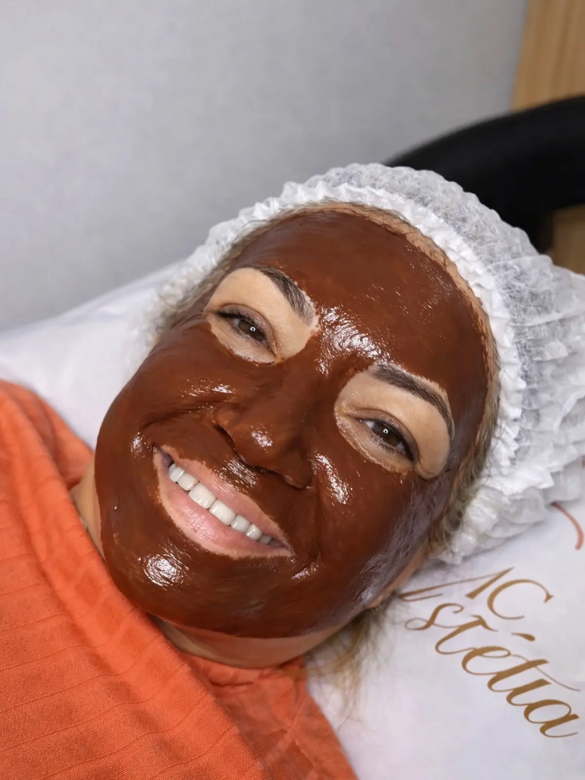 Cliente durante tratamento facial com máscara de chocolate
