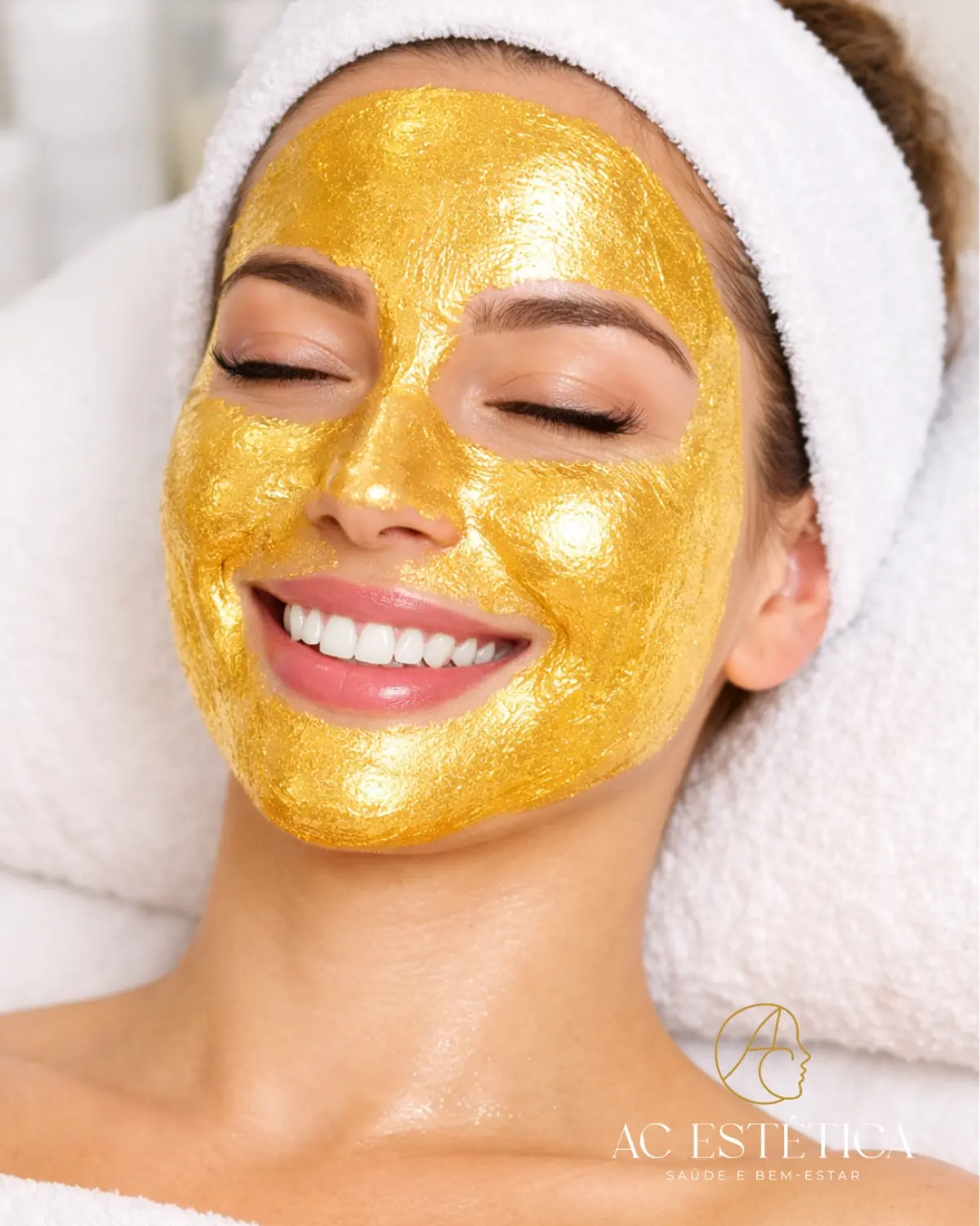 Cliente durante tratamento com máscara dourada na AC Estética
